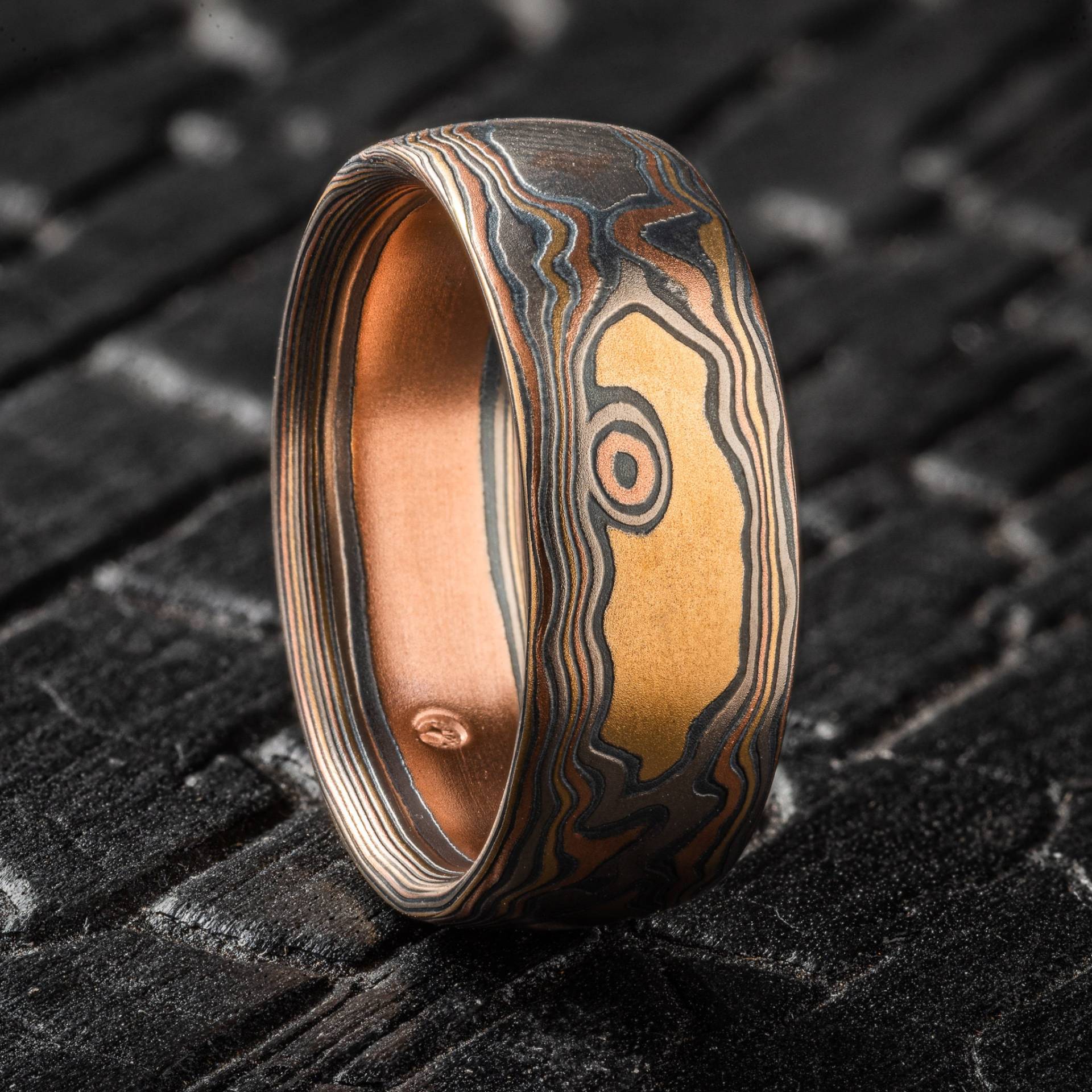 Handgefertigter Ring in Woodgrain Muster Und Firestorm Palette von AKAMokume