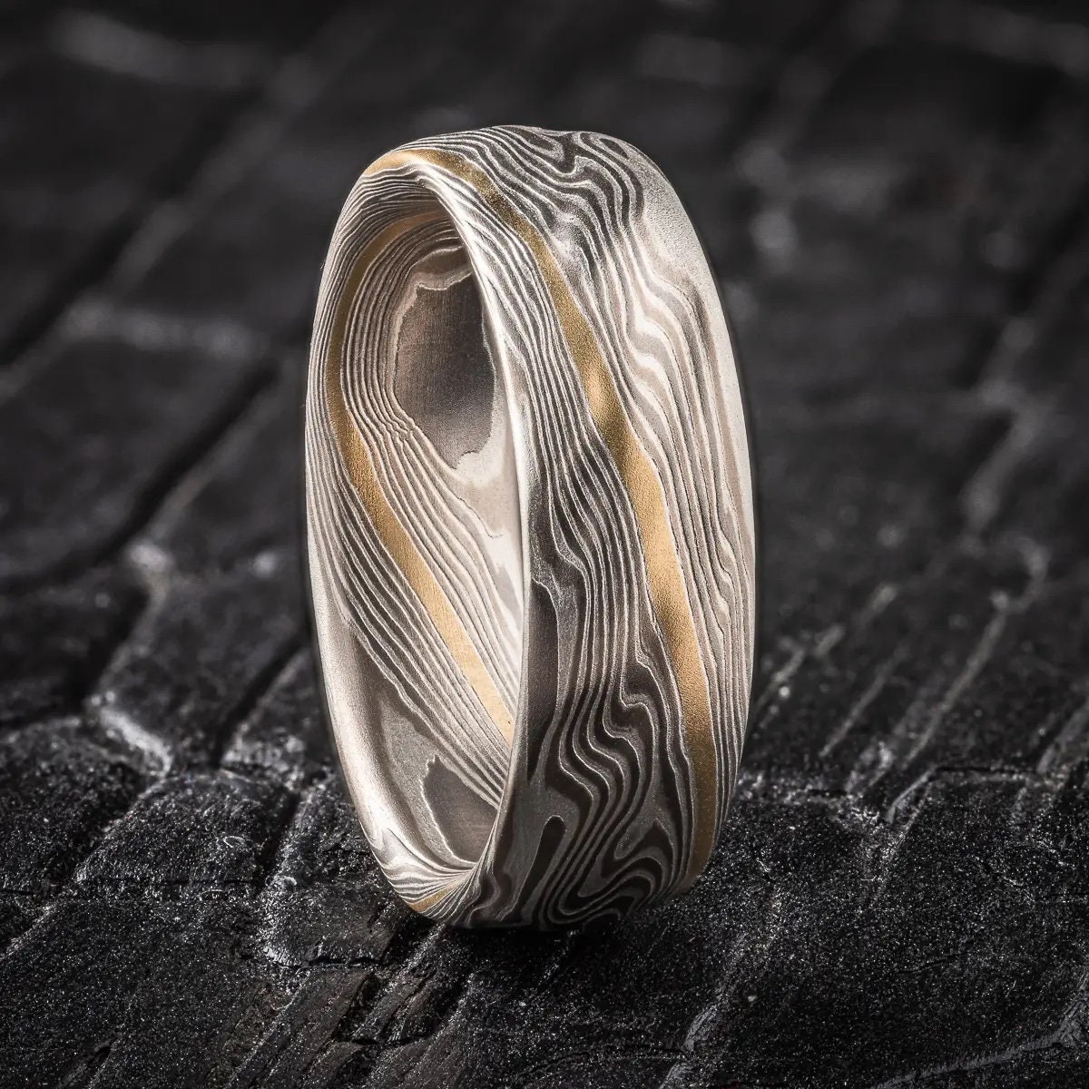 Kazaru Texture Mokume Twist Band in Rauch von AKAMokume