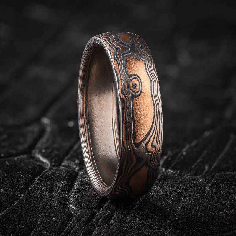 Mokume Gane Ehering Oder Band in Oxidierter Glut Und Holzmaserung Muster von AKAMokume