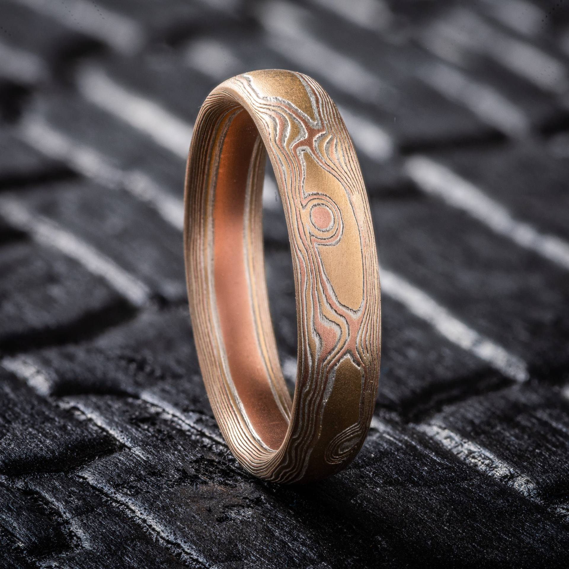 Hochzeitsband Oder Ring Mokume Gane in Feuer-Palette Und Holzmaserung von AKAMokume