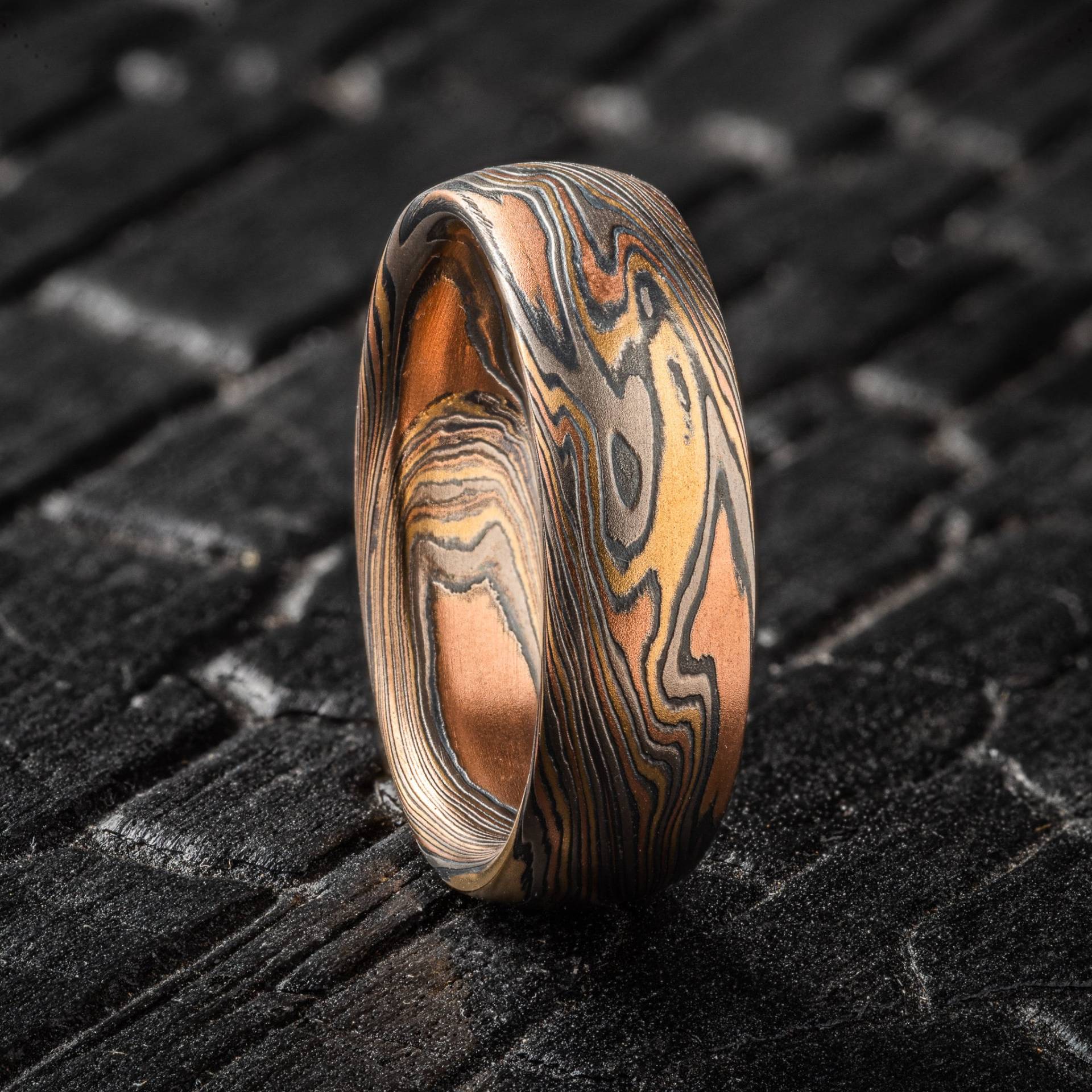 Mokume Gane Ring in Twist Muster Und Oxidierter Feuersturm Palette von AKAMokume