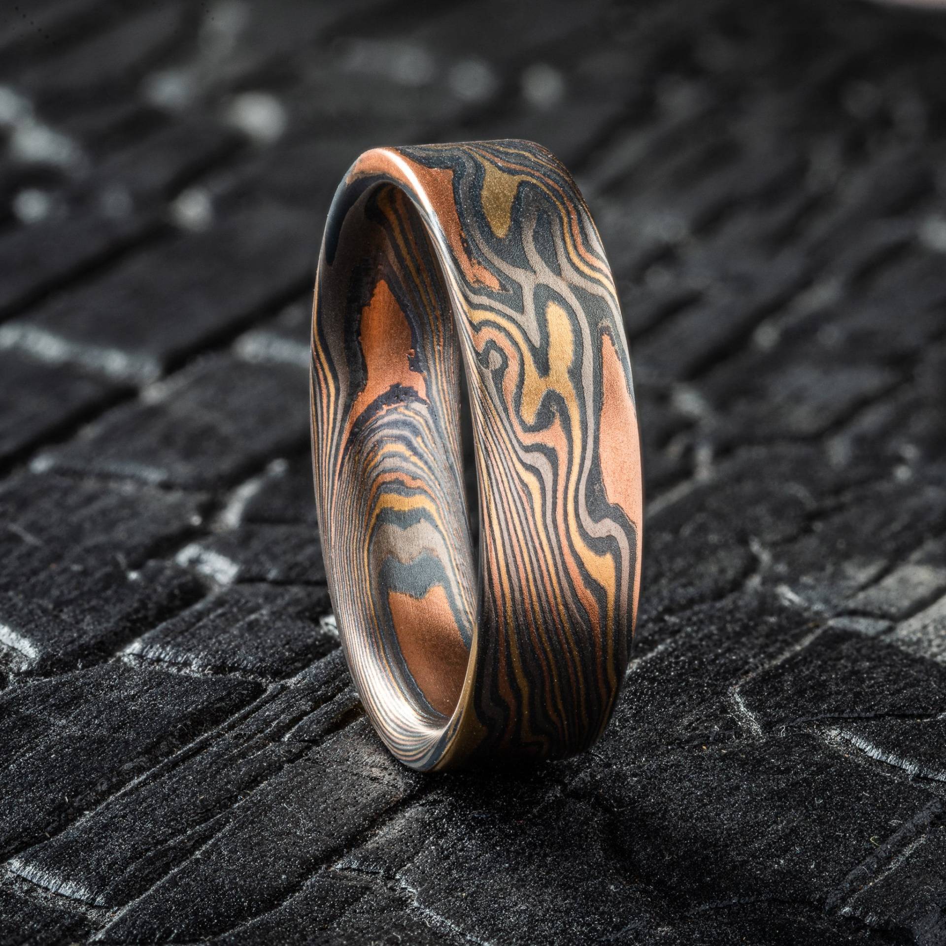 Mokume Gane Erdige Stil Ring in Feuersturm Palette Und Twist Muster von AKAMokume