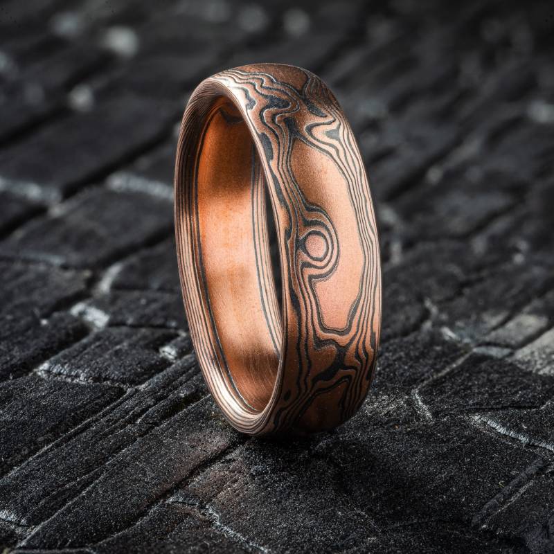 Mokume Gane Ring Oder Ehering in Geätztem Holzmustermuster von AKAMokume
