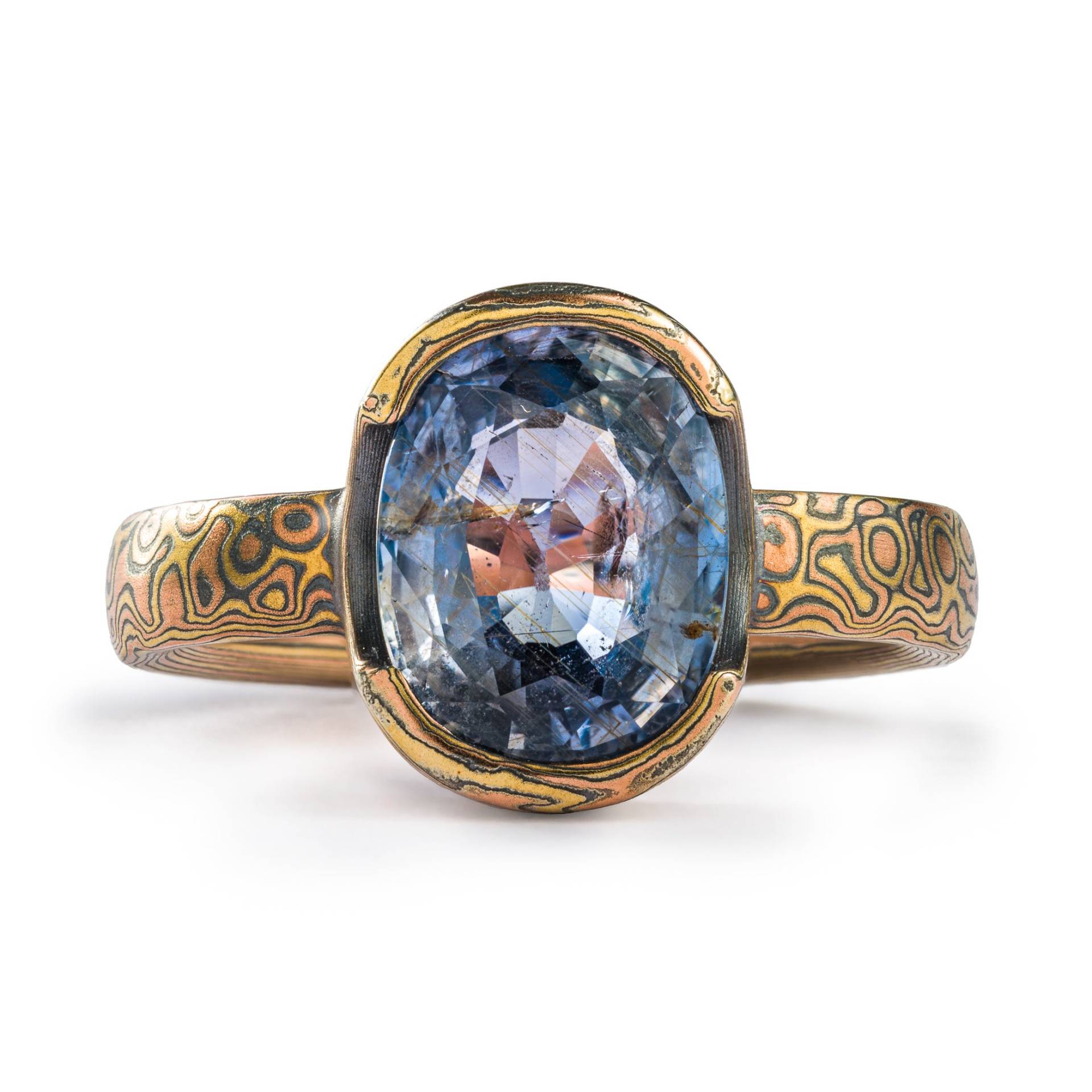 Einzigartiger Mokume Gane Ring Oder Verlobungsring Mit Blauem Saphir in Tropfenmuster Und Feuerpalette von AKAMokume