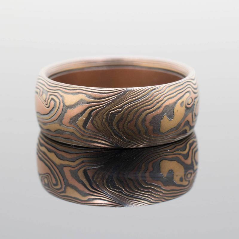 Mokume Gane Ring Trauring Holzmaserung Muster in Oxidized Fire Palette von AKAMokume