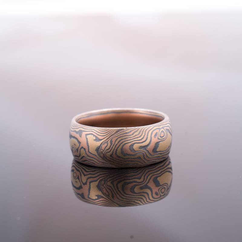 Mokume Gane Ring Trauring Holzmaserung Muster in Oxidized Fire Palette von AKAMokume