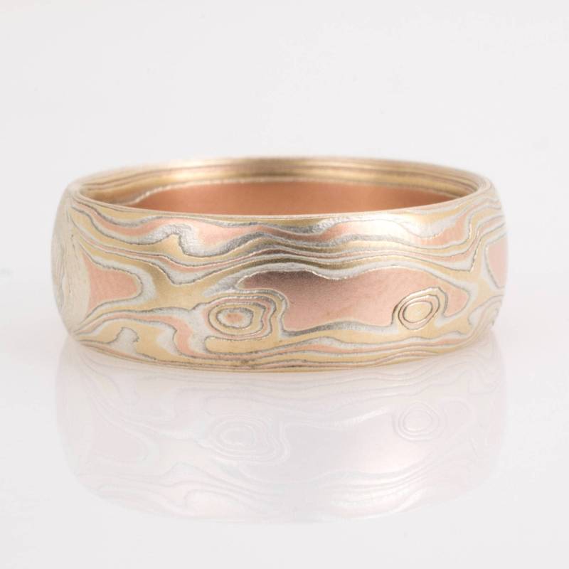 Mokume Gane Ring Trauring Mit Holzmaserung in Feuer-Palette von AKAMokume