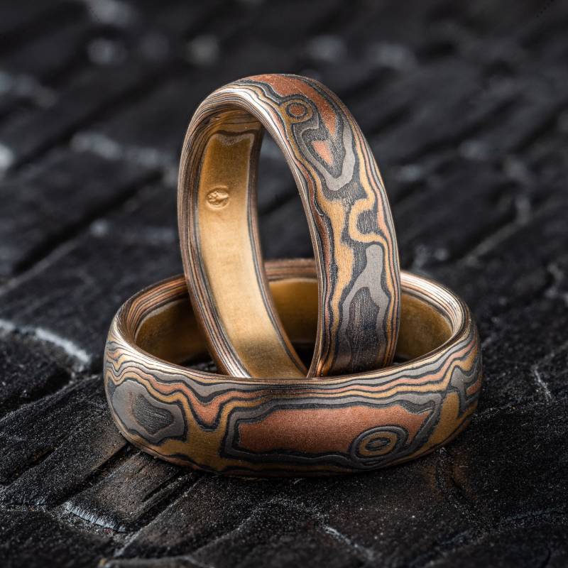 Mokume Gane Ringe Ehering Set in Feuersturm Palette Und Woodgrain Muster von AKAMokume