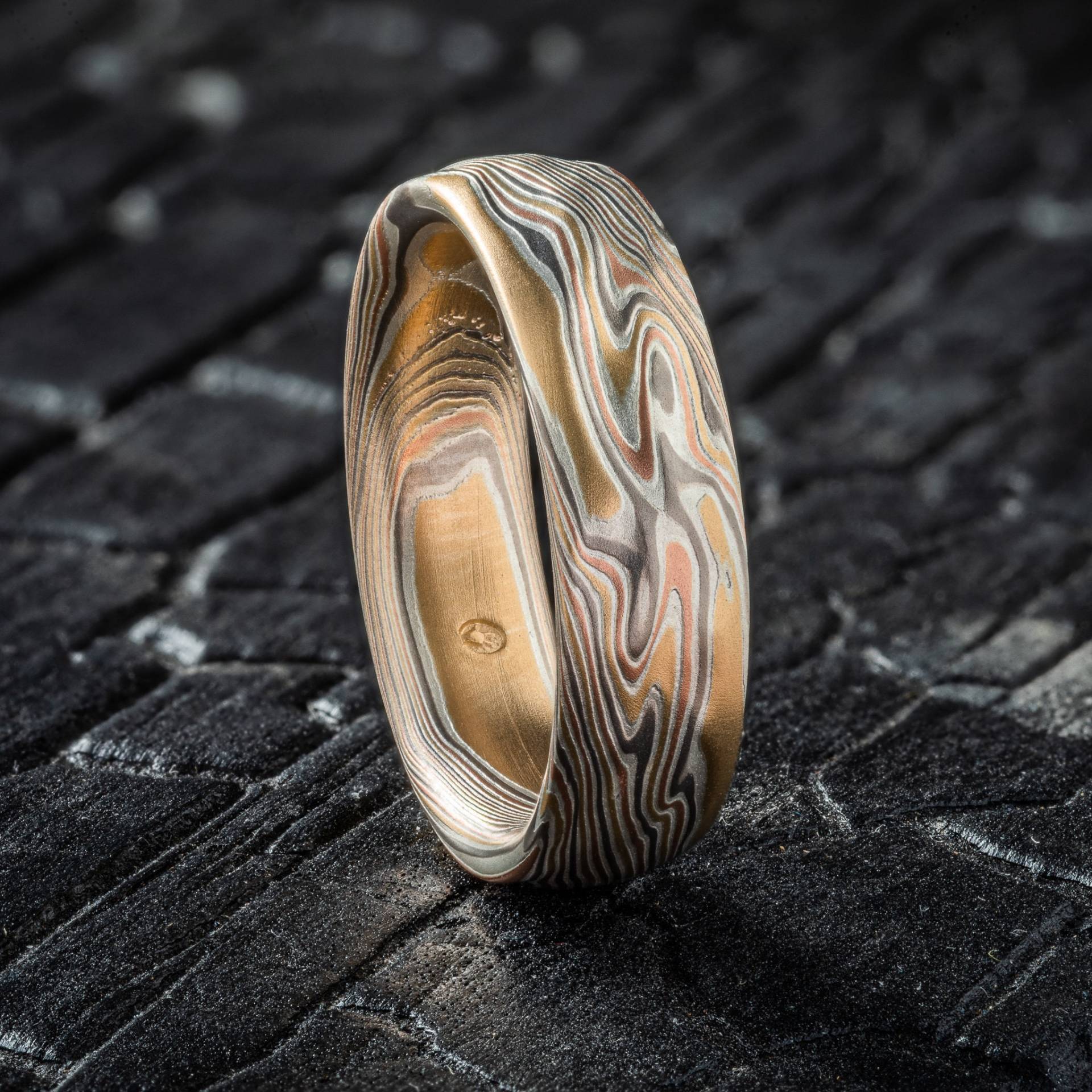 Mokume Gane Rolling Hills Ring Oder Ehering in Feuersturm Palette Und Twist Muster Mit Kazaru Behandlung von AKAMokume