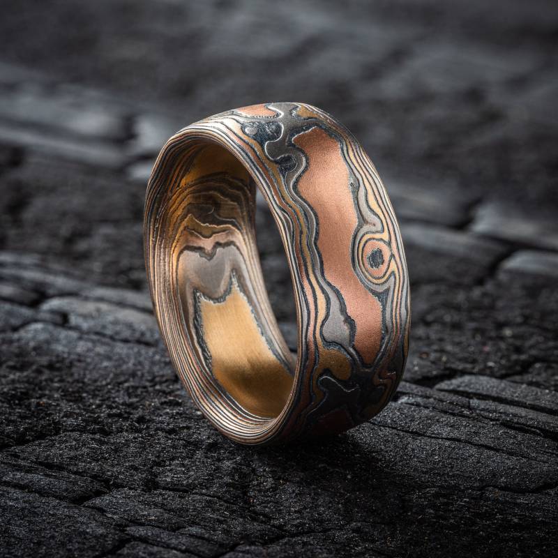 Rustikaler Mokume Gane Ehering Oder in Feuersturm-Palette Und Holzmaserung von AKAMokume