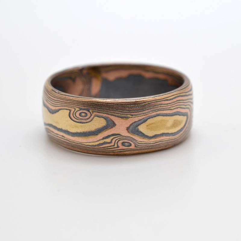 Rustikaler Mokume Gane Ring Ehering Woodgrain Muster in Oxidized Fire von AKAMokume
