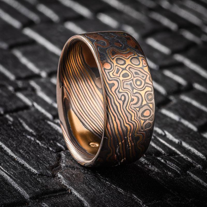 Breiter Mokume Gane Twist/Droplet Muster Ring in Feuersturm Palette von AKAMokume