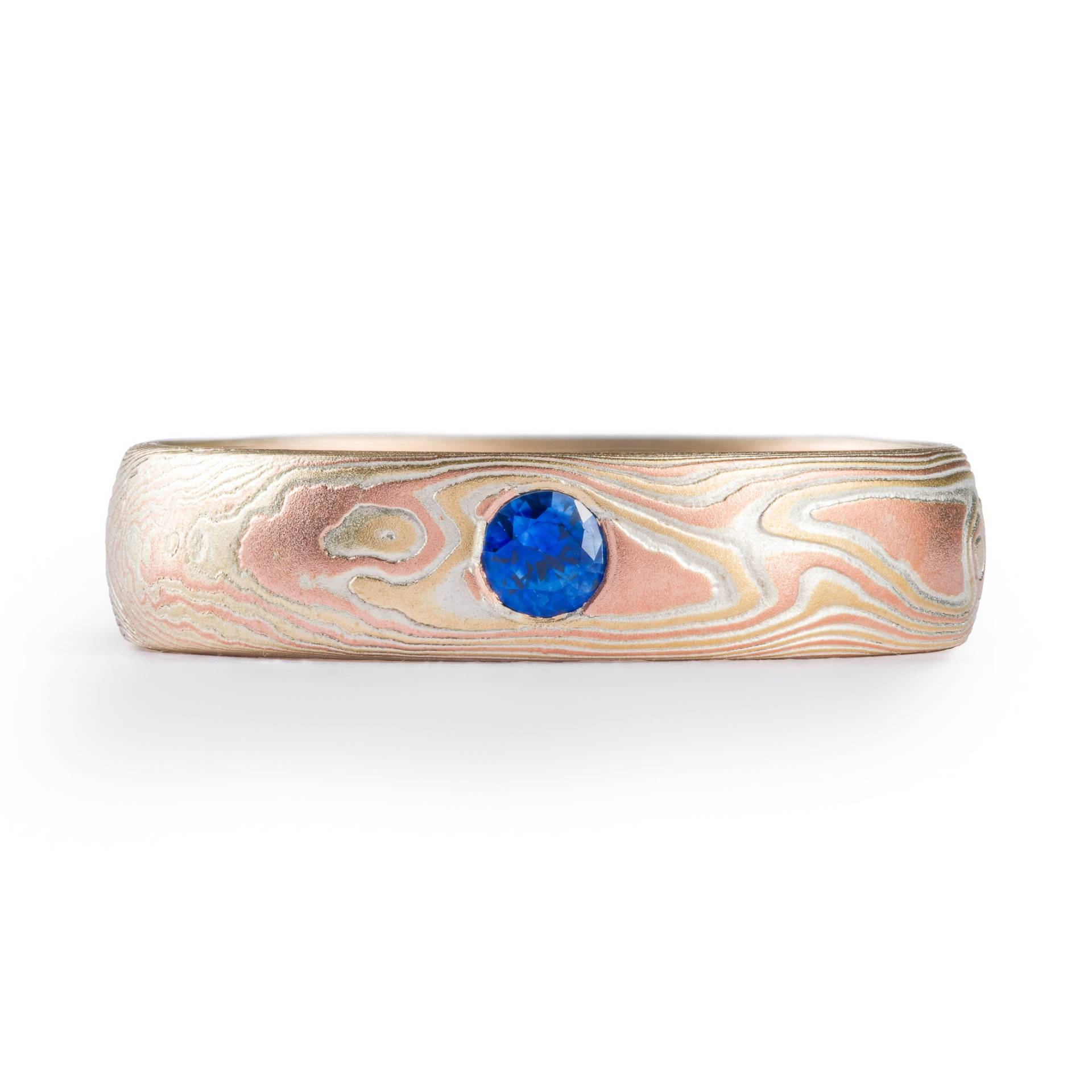 Sapphire Woodgrain Band in Der Feuer-Palette von AKAMokume