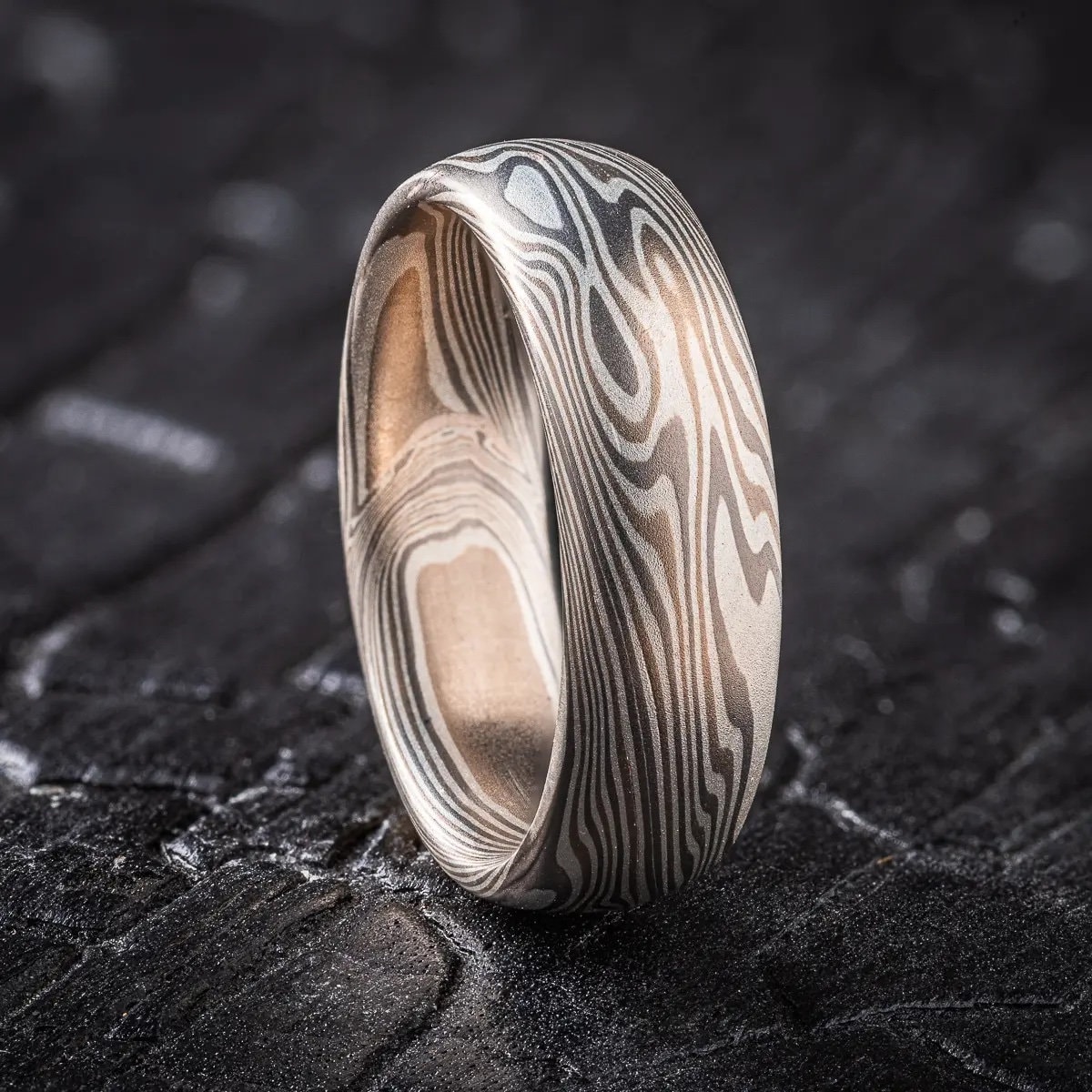 Versilberter Mokume Gane Ehering Oder Band in Twist Muster von AKAMokume