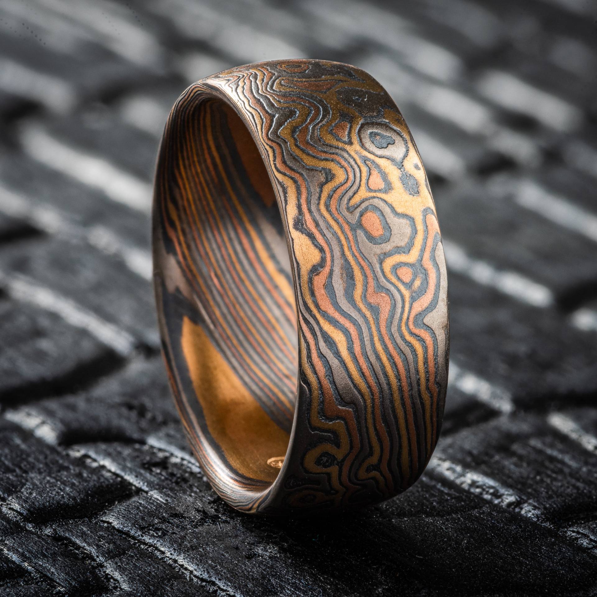 Verspielter Mokume Gane Ring Oder Ehering Mit Twist/Tropfen Muster in Der Feuersturm-Palette von AKAMokume