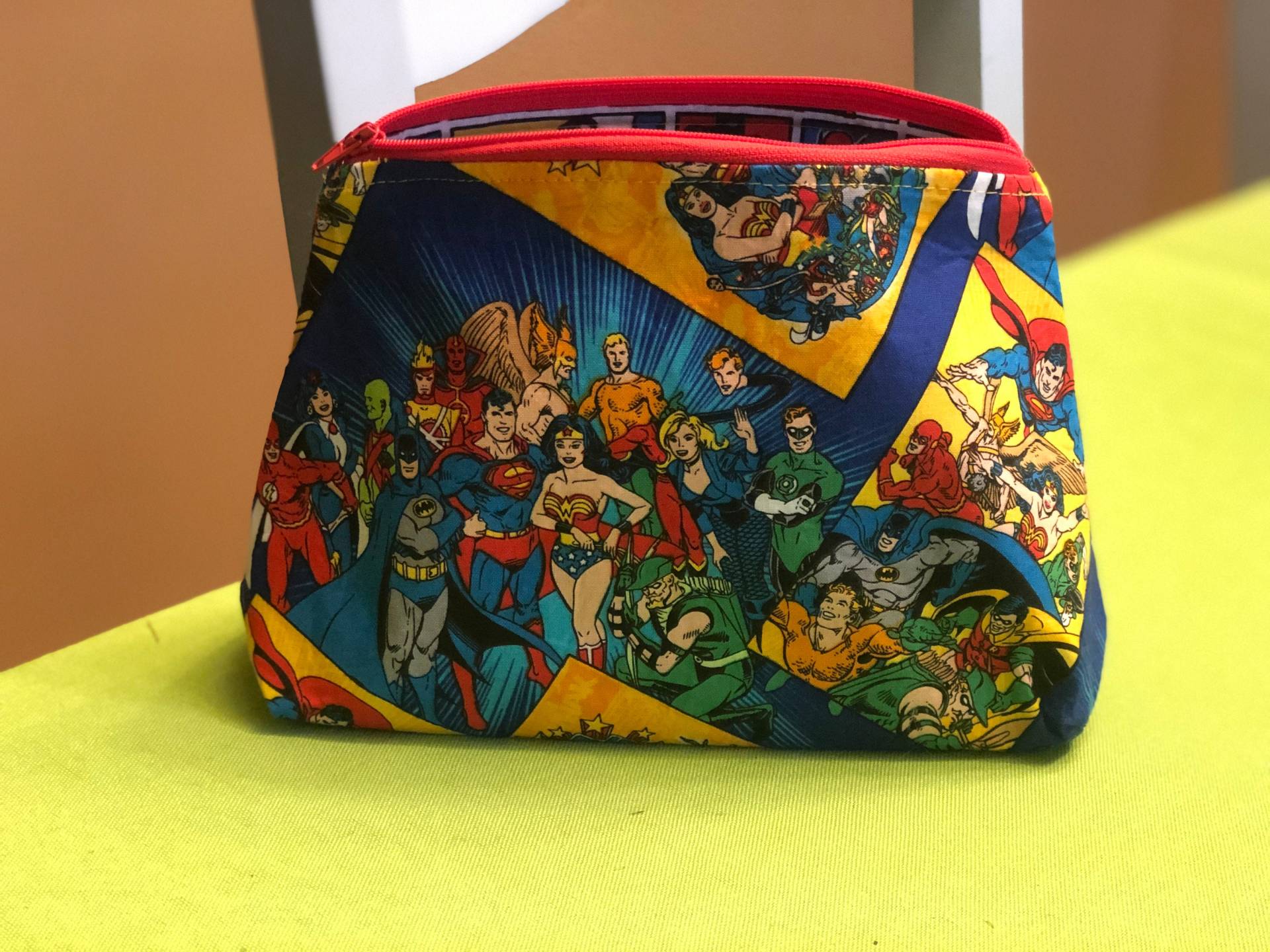 Dc-Fans. Comic-Make-Up-Tasche. Comic-Tasche. Dc-Zeichen. Make-Up-Tasche. Reisetasche. Zurück Zur Schultüte von AKBoredHousewife