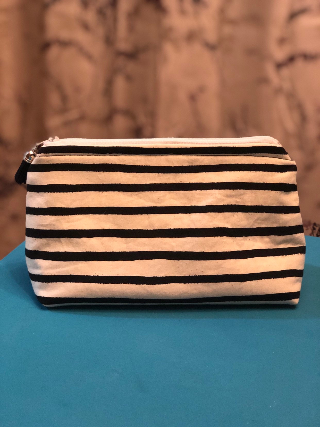 Handgemachte Schminktäschchen. Gestreifte Tasche. Gewehr Papier Co von AKBoredHousewife