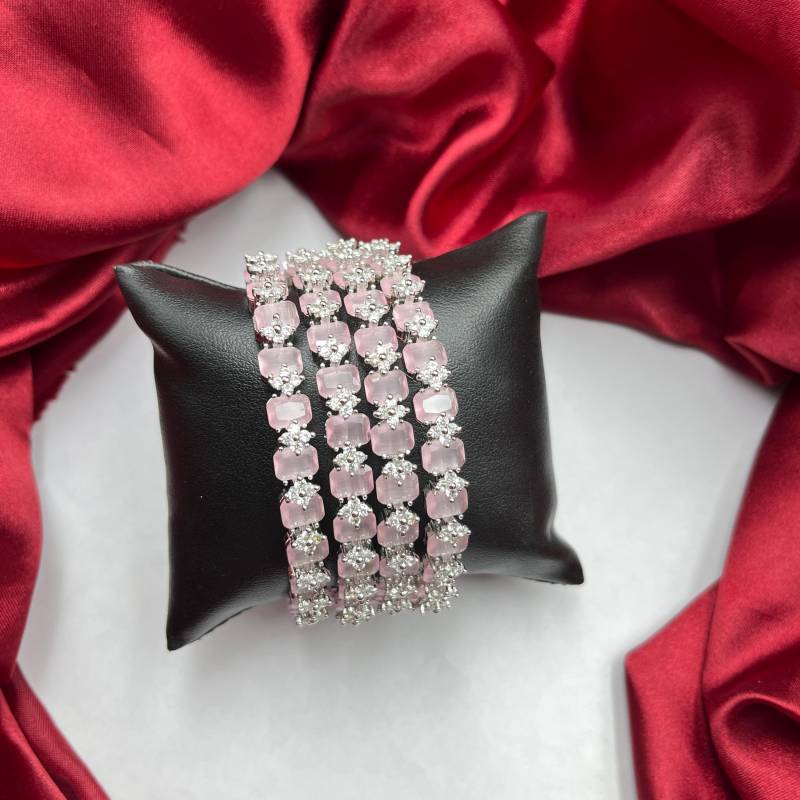 Eleganter Rosa Kristall Braut Armreif Verstellbarer Hochzeitsschmuck von AKDiamondJewellers