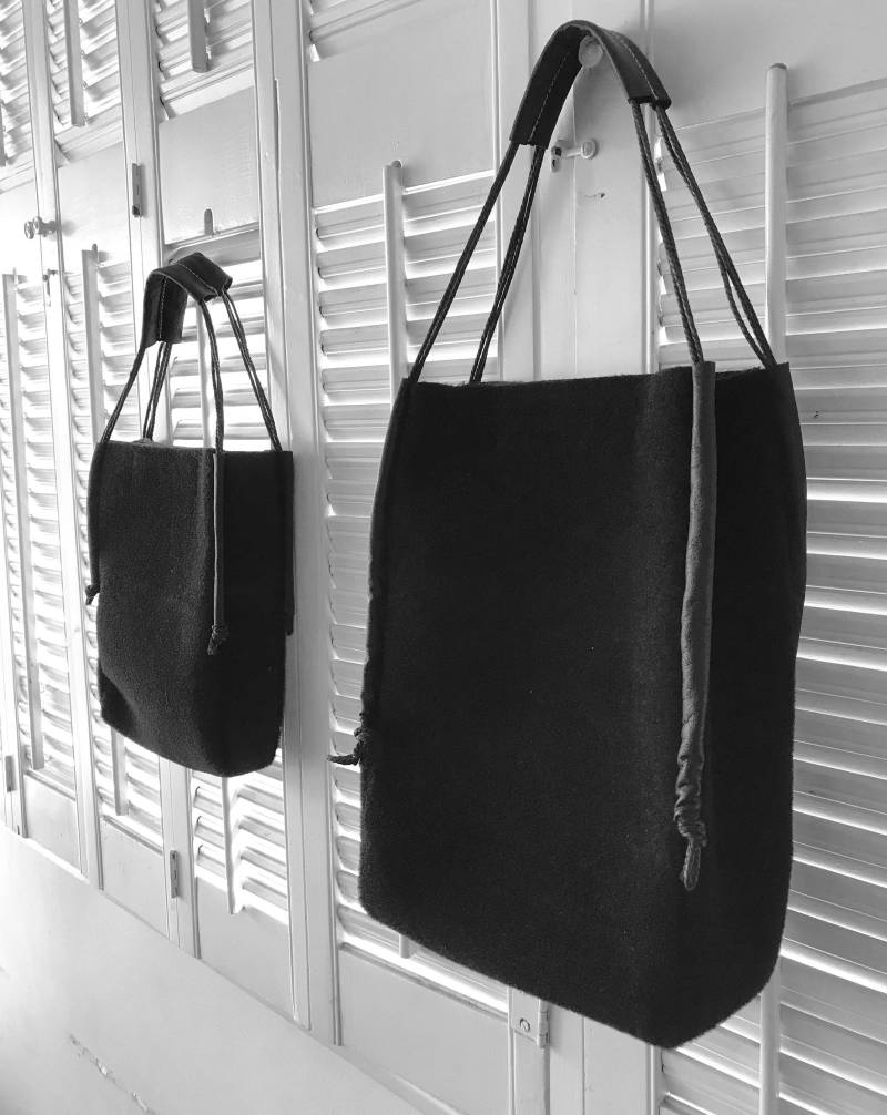 Schwarze Filz Tragetasche - Small Size Schwarze Filz Tragetasche - Small Size von AKIMADesign