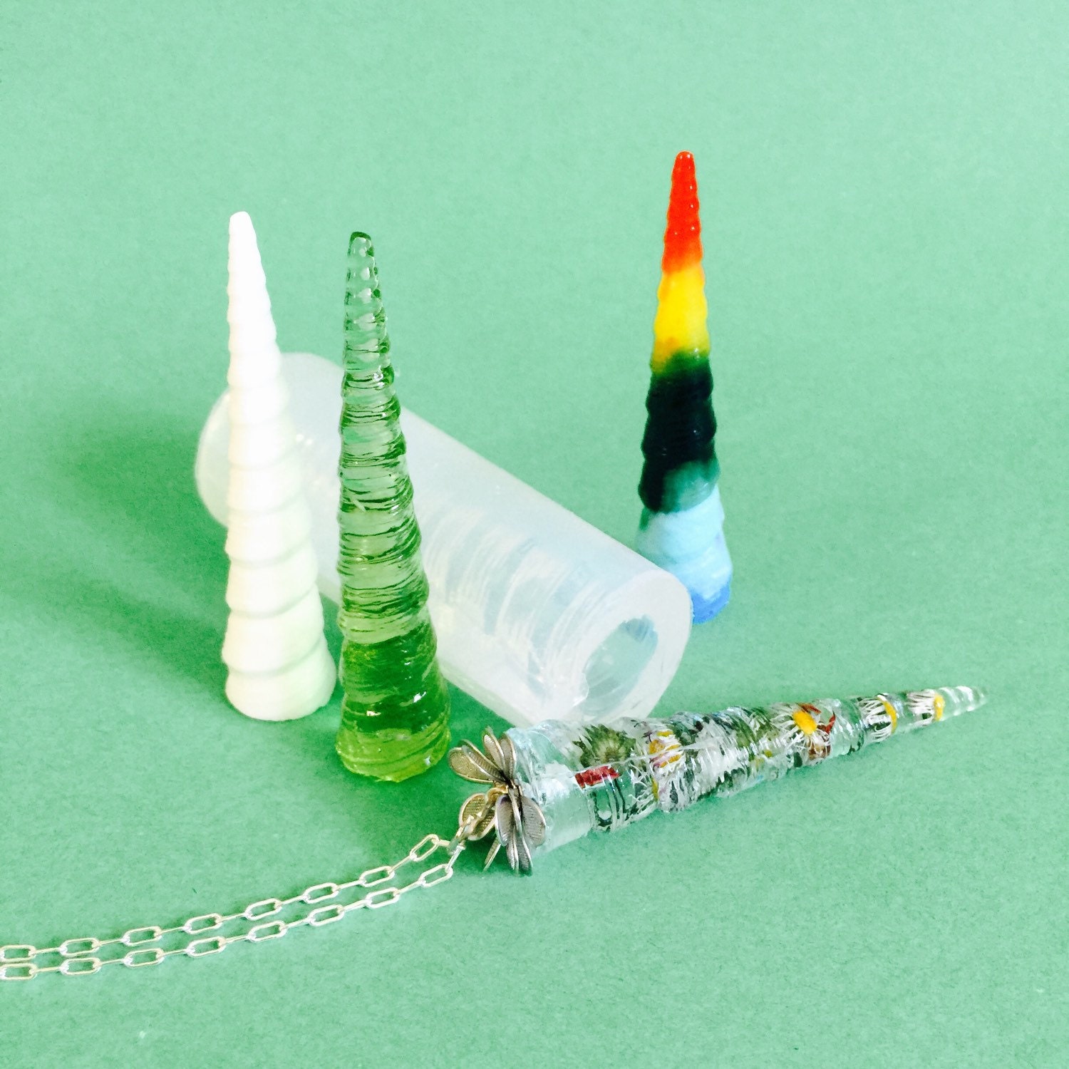 Verwirbelter Kegel Anhänger Klare Silikonform, Erstellen Sie Ihren Eigenen Harzschmuck. Mp002 Verwirbelter Kegel Anhänger Klare Silikonform, Erstellen Sie Ihren Eigenen Harzschmuck. Mp002 von ALAMOULD