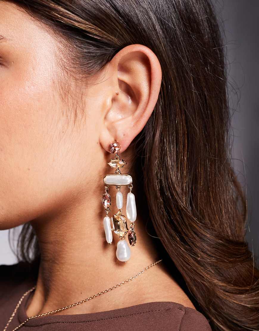 ALDO - Bowe - Goldfarbene Statement-Ohrringe mit Kristallstein- und Perlenanhängern ALDO - Bowe - Goldfarbene Statement-Ohrringe mit Kristallstein- und Perlenanhängern von ALDO