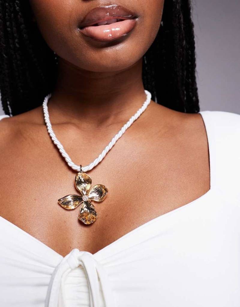 ALDO - Chicadellicc - Kordelkette in Weiß mit goldfarbenem Blumenanhänger von ALDO