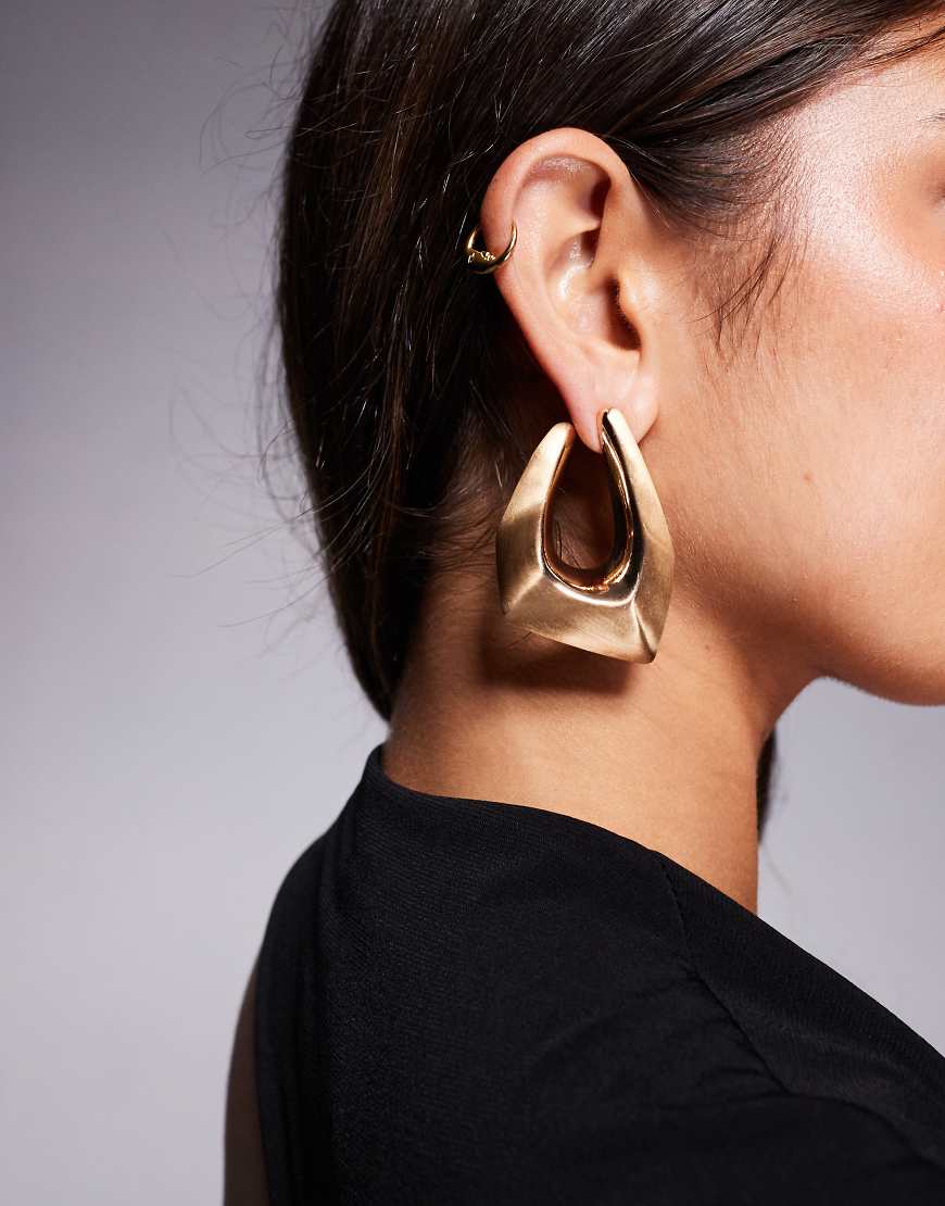 ALDO - Ellabella - Auffällige, geometrische Creolen-Stecker in gebürsteter Goldoptik-Goldfarben ALDO - Ellabella - Auffällige, geometrische Creolen-Stecker in gebürsteter Goldoptik-Goldfarben von ALDO