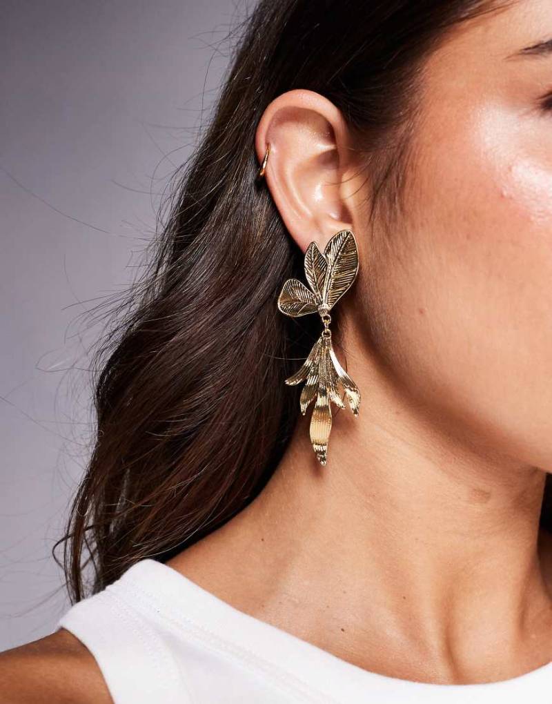 ALDO - Leafora - Auffällige florale Hängeohrringe in Goldoptik-Goldfarben von ALDO