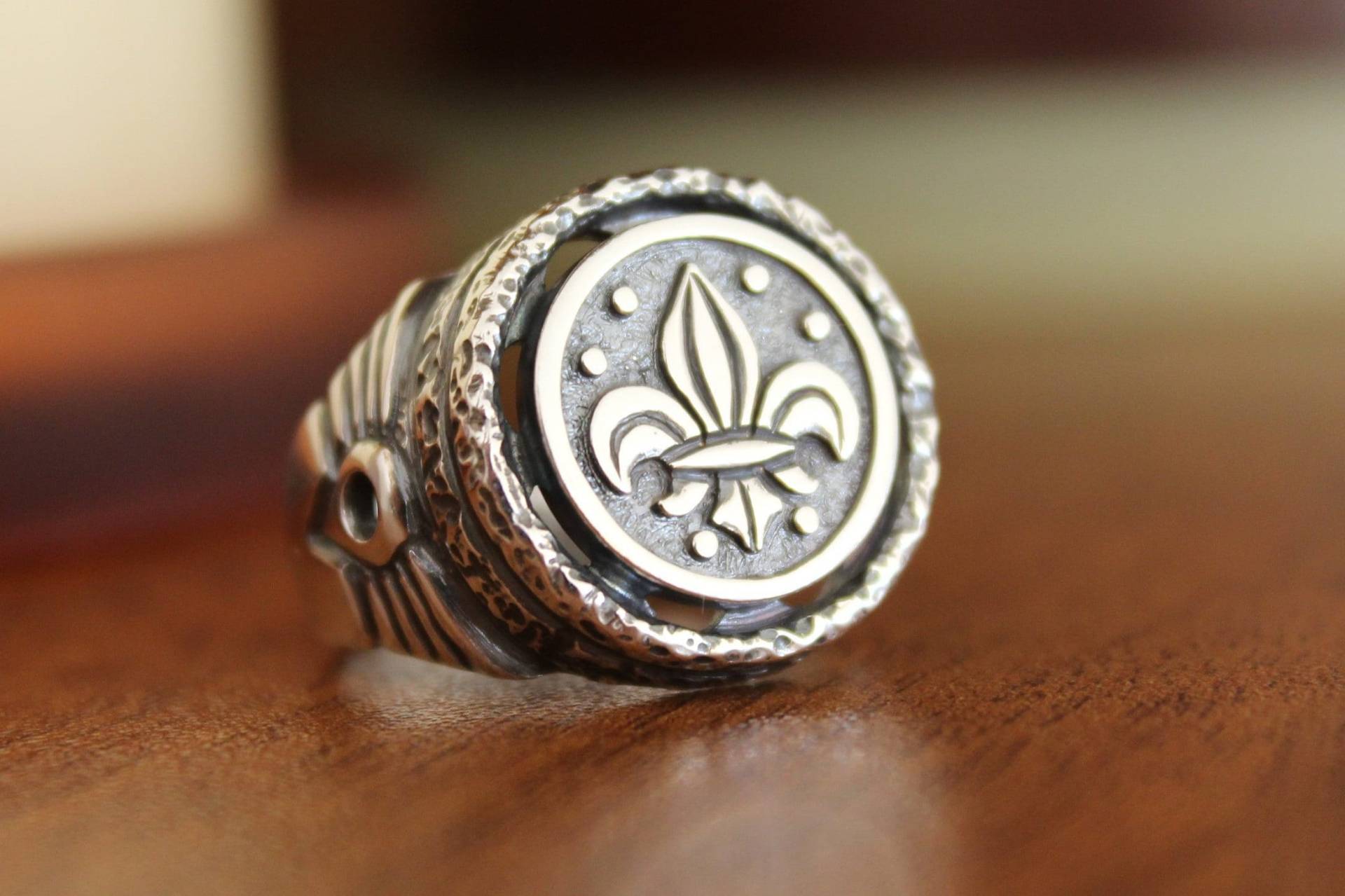 Fleur De Lis Ring, Herrenring Aus Sterling Silber, Siegelring, Handwerker Herrenring, Strukturierter Großer Handgefertigter Oxidierter Ring von ALEMARDjewelry