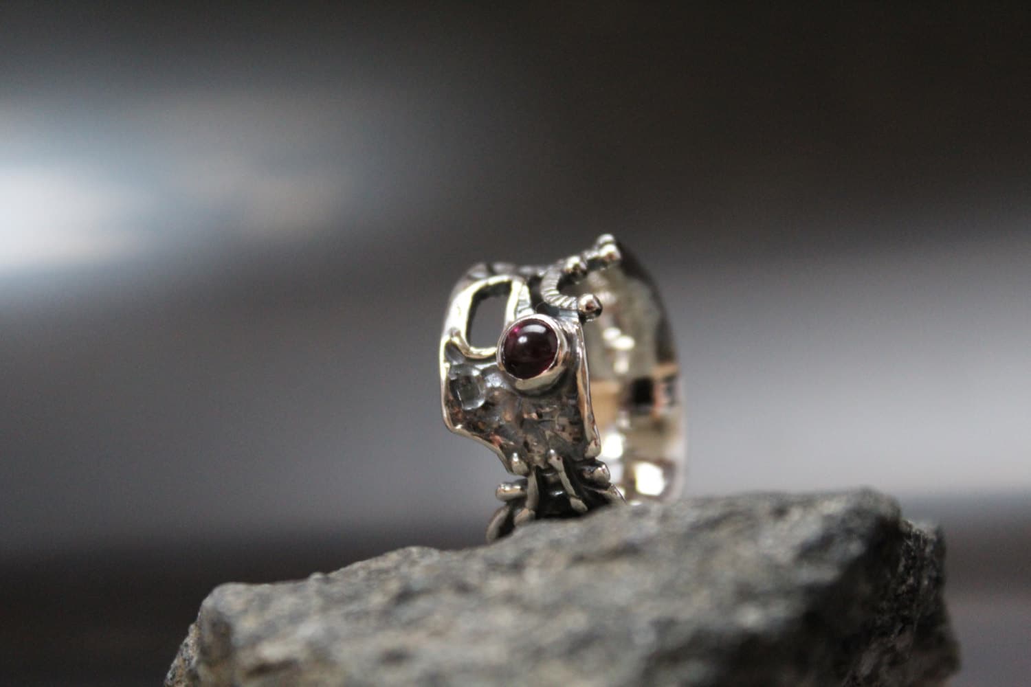 Frauen Silberring, Bandring Aus Sterling Silber, Granat Ring, Rustikale Band Mit Granat, Gehämmert Bandring, Einzigartiger Kleine Skulptur Design von ALEMARDjewelry