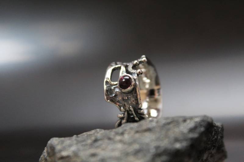 Frauen Silberring, Bandring Aus Sterling Silber, Granat Ring, Rustikale Band Mit Granat, Gehämmert Bandring, Einzigartiger Kleine Skulptur Design von ALEMARDjewelry