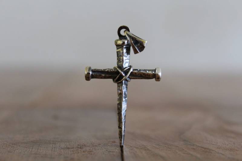 Gehämmerter Sterling Silber Kreuz Anhänger Rustikaler Geflochtener Draht Unisex Design von ALEMARDjewelry