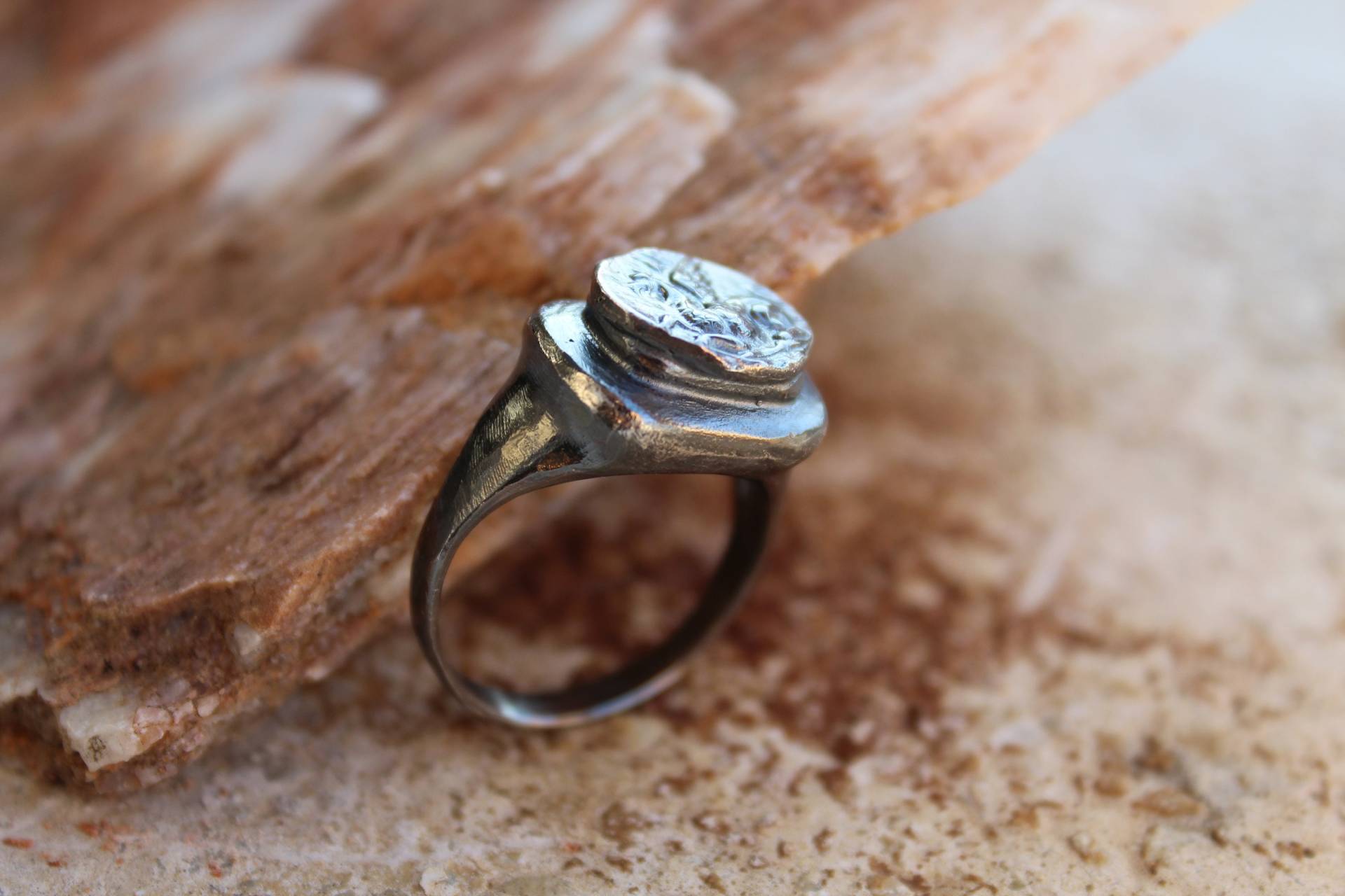 Herren Silberring 925 Roher Rustikaler Siegelring Münzring Gehämmerter Ring Oxidiertes Silber Antiker Design Handgemachter Herrenschmuck Herren Silberring 925 Roher Rustikaler Siegelring Münzring Gehämmerter Ring Oxidiertes Silber Antiker Design Handgemachter Herrenschmuck von ALEMARDjewelry