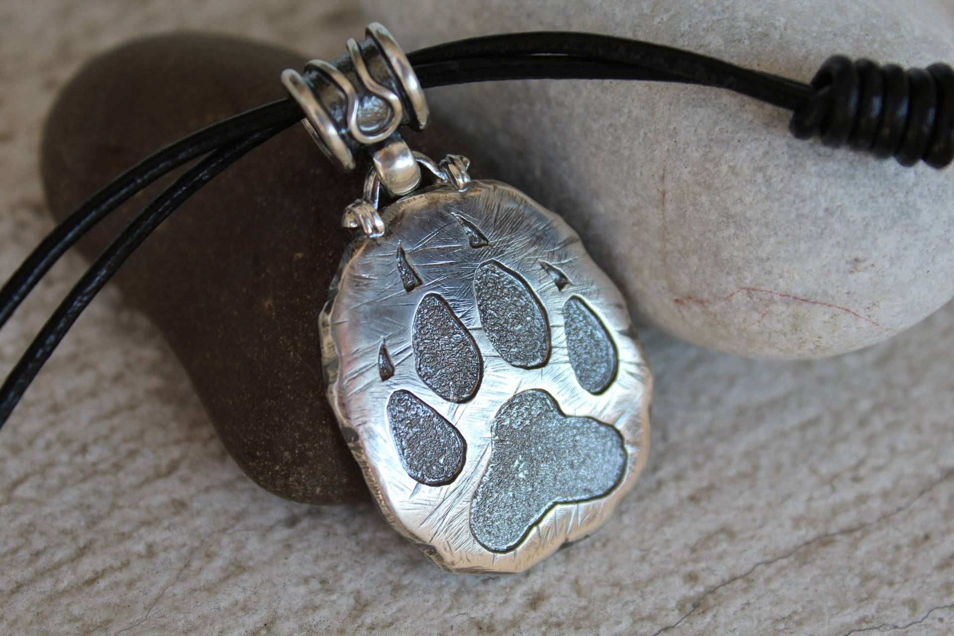 Rustikaler Sterling Silber Wolf Paw Print Anhänger - Lederband Halskette von ALEMARDjewelry