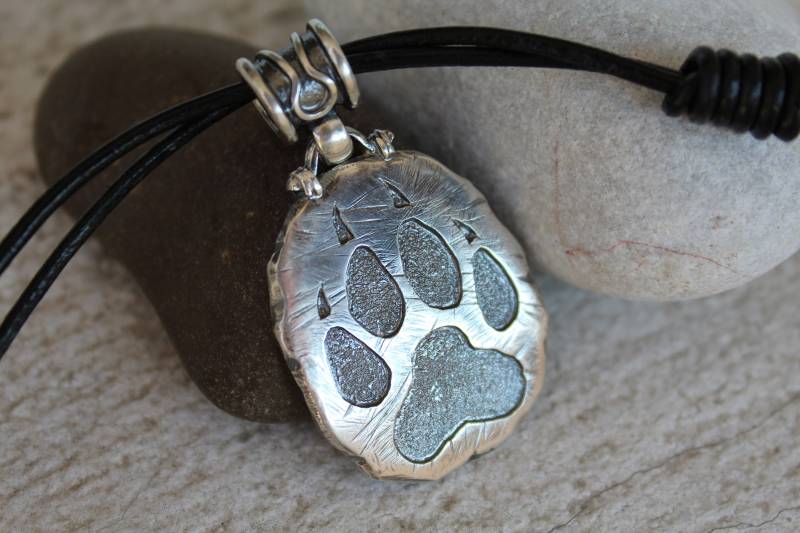 Rustikaler Sterling Silber Wolf Paw Print Anhänger - Lederband Halskette von ALEMARDjewelry