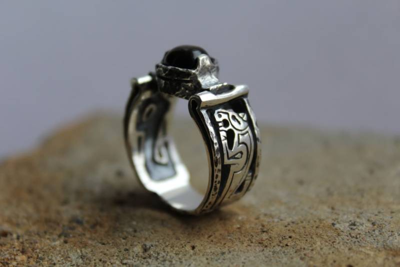 Silber Herrenring Mit Tigerauge, Gehämmert Band, Gravierte Stilisierte Tiere, Massives 925 Sterling Silber, Antikes Design, Handgemachter Rustikaler von ALEMARDjewelry