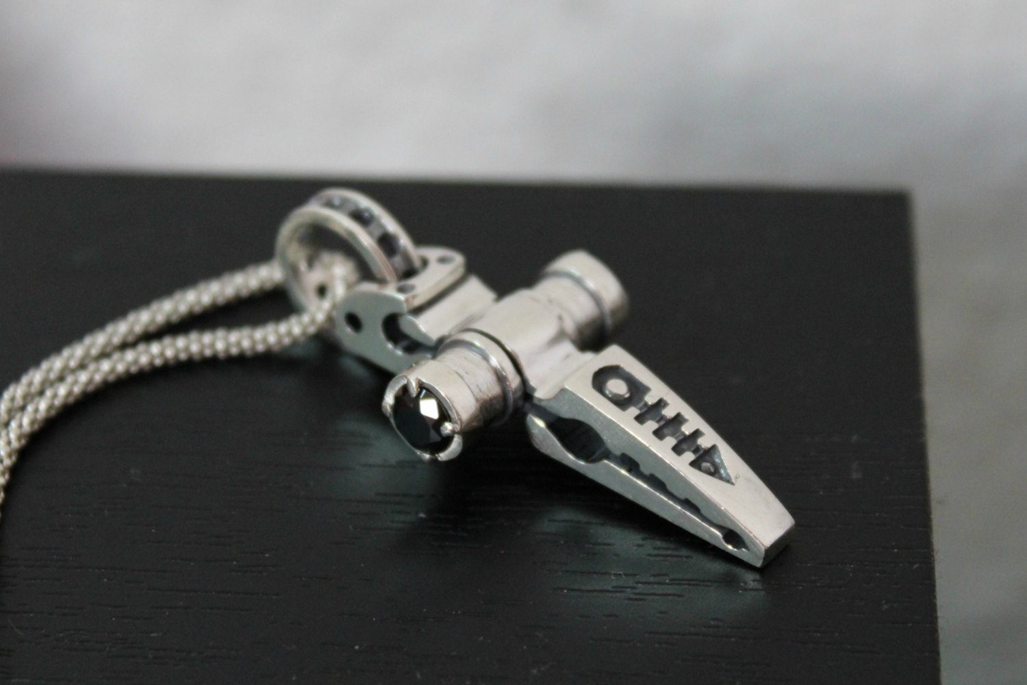 Silber Kreuz Anhänger, Sterling 925, Im Labor Erstellter Schwarzer Onyx, Unisex Halskette, Ungewöhnliches Design, Gravur Anhänger Kreuz, Statement von ALEMARDjewelry