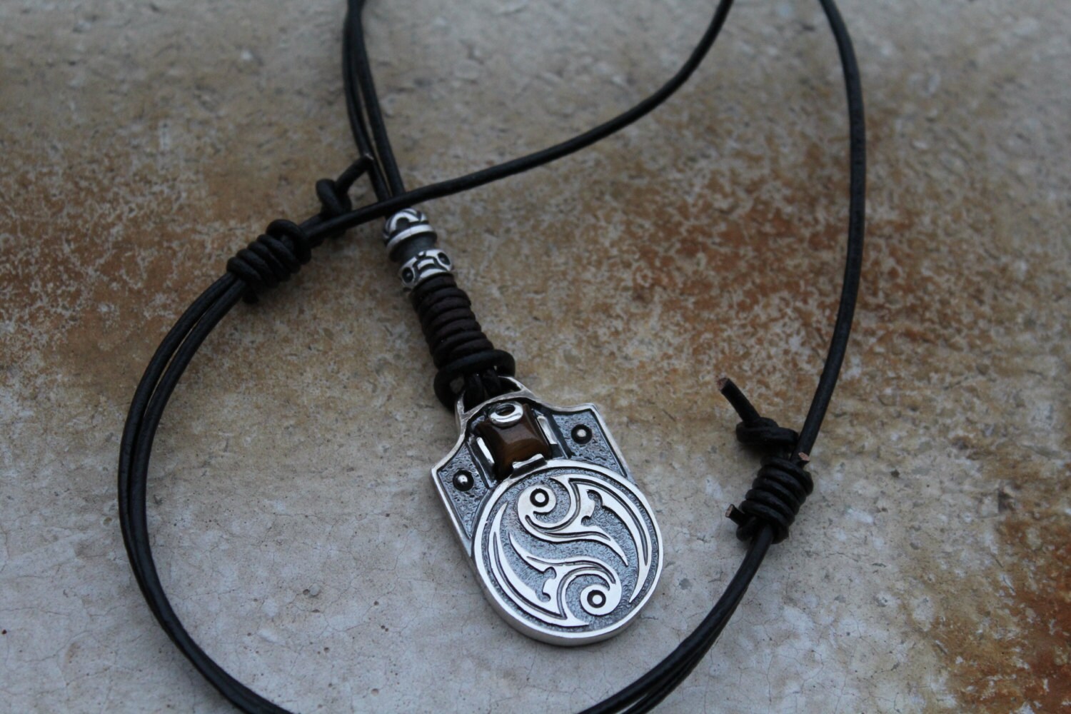 Yin Yang Sterling Silber Halskette Tigerauge Stein, Lederband von ALEMARDjewelry