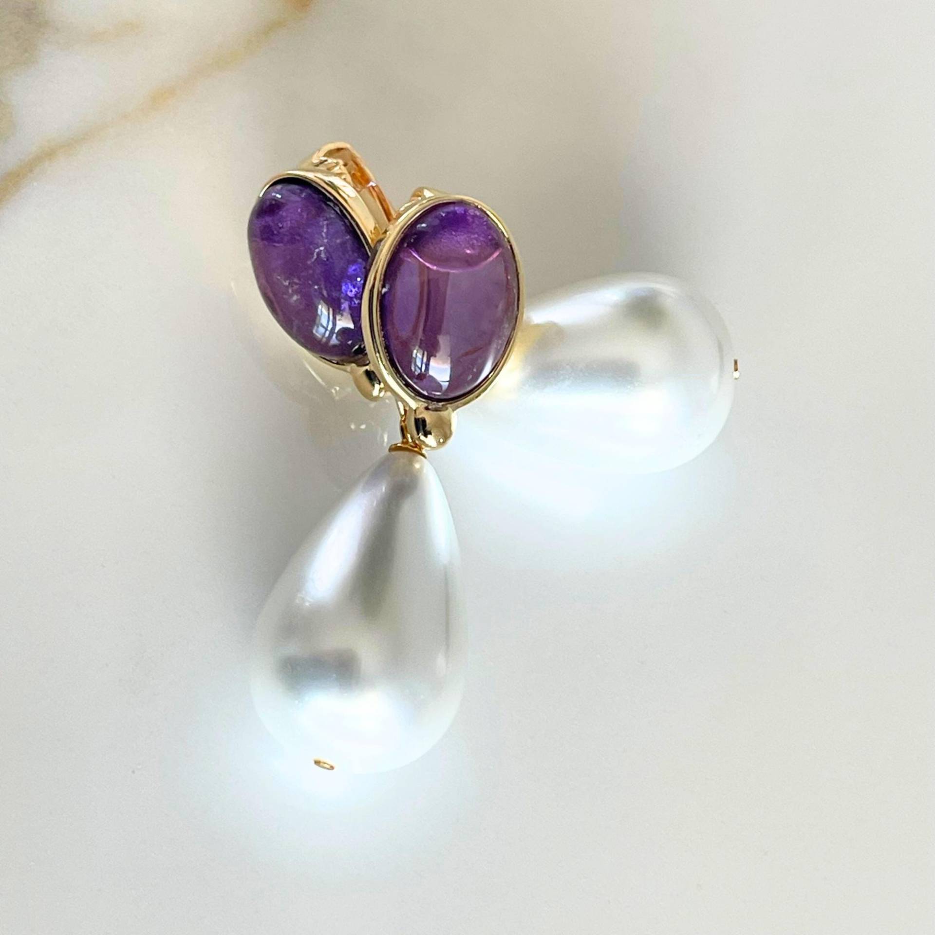 Clip-Ohrringe Amélie Mit Amethyst Und Shell-Perlen 2-In-1 Oder Ohne Anhänger Tragbar. Elegant, Wandelbar & Stilvoll Clip-Ohrringe Amélie Mit Amethyst Und Shell-Perlen 2-In-1 Oder Ohne Anhänger Tragbar. Elegant, Wandelbar & Stilvoll von ALESSANDRASCHMIDT1