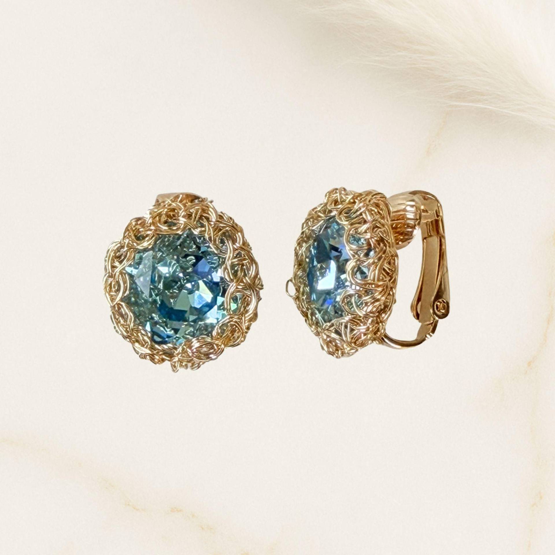 Clip Ohrringe Gold Mit Hellblauem Kristall Und Handgeflochtenem Golddraht Elegant Handgefertigt Ohne Ohrlöcher "Vera" Clip Ohrringe Gold Mit Hellblauem Kristall Und Handgeflochtenem Golddraht Elegant Handgefertigt Ohne Ohrlöcher "Vera" von ALESSANDRASCHMIDT1