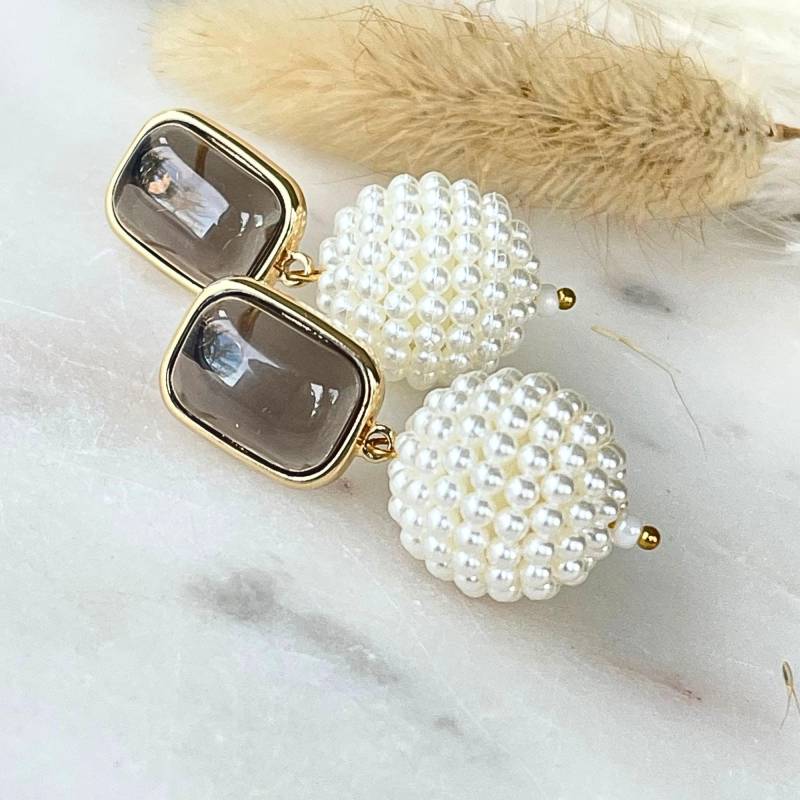 Rauchquarz Ohrringe Gold - Modern & Lässig Mit Perlenkugel "Daisy' von ALESSANDRASCHMIDT1