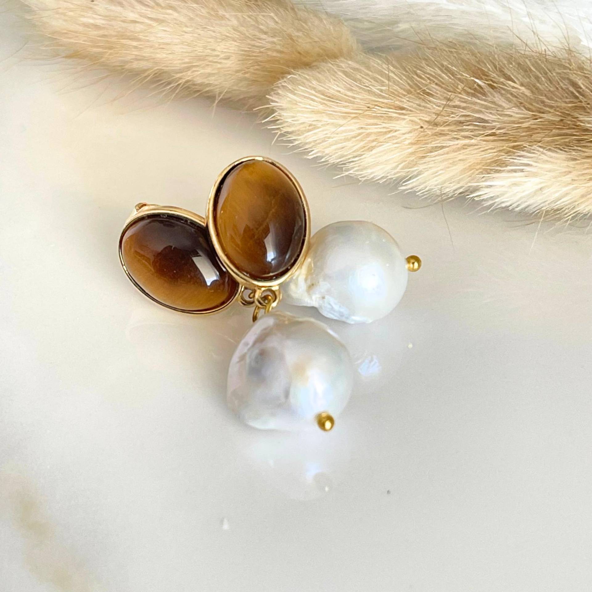 Tigerauge Ohrclips Mit Barockperlen - Eleganter Ohrschmuck Ohne Ohrlöcher "Alex' Tigerauge Ohrclips Mit Barockperlen - Eleganter Ohrschmuck Ohne Ohrlöcher "Alex' von ALESSANDRASCHMIDT1