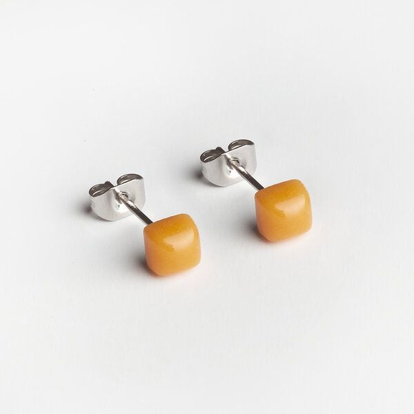 ALEXASCHA Winzige Ohrstecker aus recyceltem Glas | 4mm von ALEXASCHA