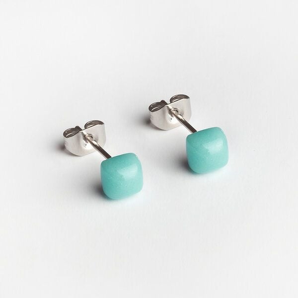 ALEXASCHA Winzige Ohrstecker aus recyceltem Glas | 4mm von ALEXASCHA