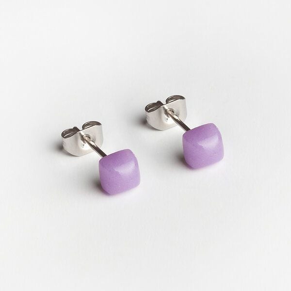 ALEXASCHA Winzige Ohrstecker aus recyceltem Glas | 4mm von ALEXASCHA