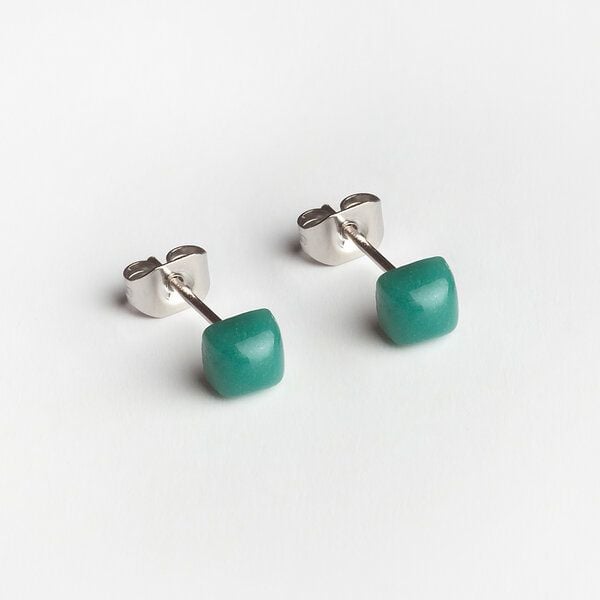 ALEXASCHA Winzige Ohrstecker aus recyceltem Glas | 4mm von ALEXASCHA