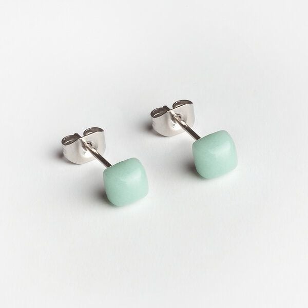 ALEXASCHA Winzige Ohrstecker aus recyceltem Glas | 4mm von ALEXASCHA