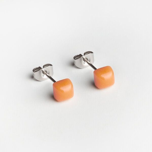 ALEXASCHA Winzige Ohrstecker aus recyceltem Glas | 4mm von ALEXASCHA