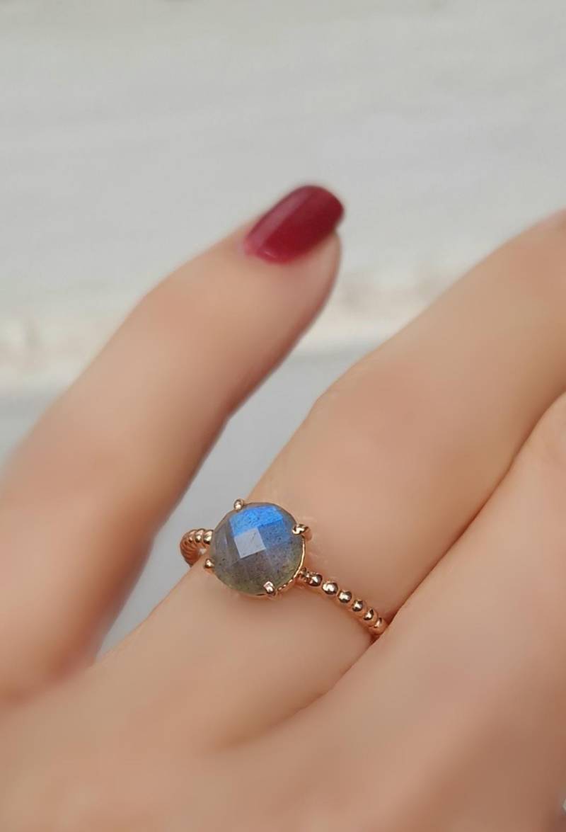 925Er Silberring Mit Vergoldung Und Rundem Labradorit Im Briolette-Schliff 925Er Silberring Mit Vergoldung Und Rundem Labradorit Im Briolette-Schliff von ALEXBOKBIJOUX