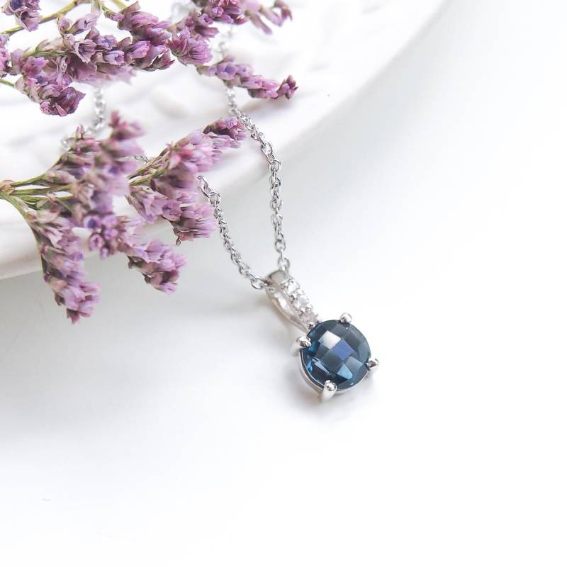 Anhänger Aus Rhodiniertem Silber 925 Und Blauem Topas | Blue London von ALEXBOKBIJOUX